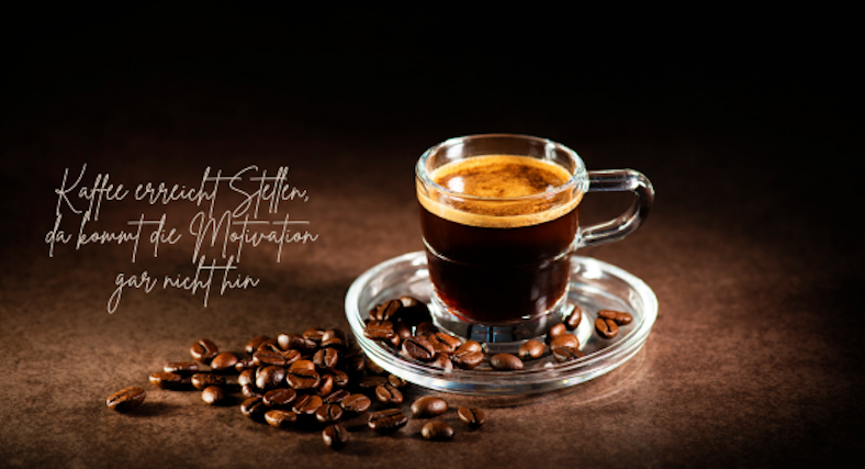 Gläserne Espressotasse und ein Spruch: Kaffee erreicht Stellen, da kommt die Motivation gar nicht hin. Brauner Hintergrund. 