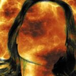 Frau mit langen Haaren ohne Gesicht im Feuer
