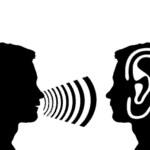 Zwei gezeichnete Menschen - schwarz-weiss. Einer spricht, der andere hört.