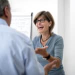 Eine Frau schreit einen Mann an