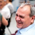 Wertschätzung und Empathie unterscheiden und richtig benutzen - wie geht das? Ein Mann schaue nach links zu einer Frau und lacht laut