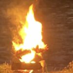 Grosses Feuer am Fluss Kommunikationskompetenz fördert deine Selbstsicherheit