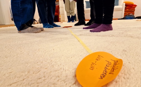 Menschen stehen auf einem Diagramm am Boden, um ihren Eskalationstypen zu erforschen.
Erforschen geht besser gemeinsam: Teamwork makes the dream work.