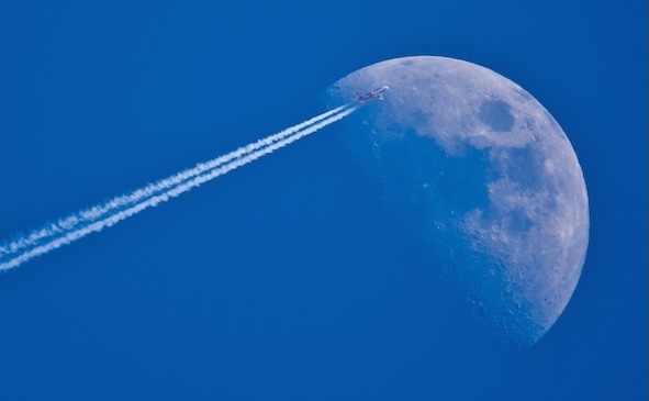 Blauer Himmel und grosser Mond, Flugzeug fliegt auf den Mond zu