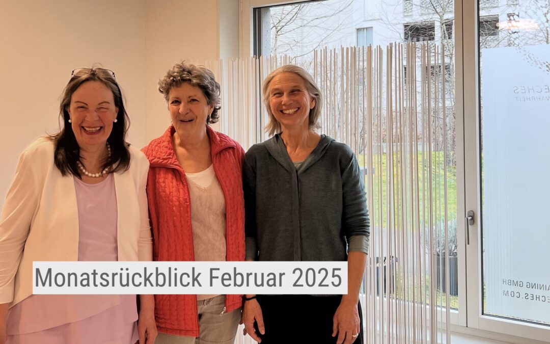 Drei Frauen stehen nebeneinander und lachen. Text: Monatsrückblick Februar 2025