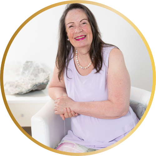  selbst bewusst sprechen - ein Portrait einer lachenden Frau mit langen Haaren